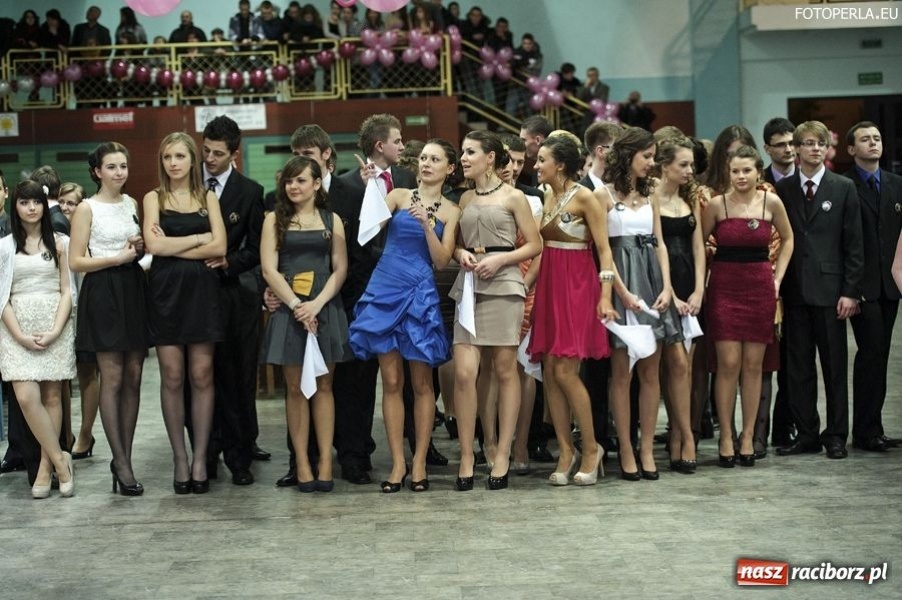 Zdjęcie w galerii na portalu naszraciborz.pl: Studniówka maturzystów z Głubczyc wiadomości z regionu