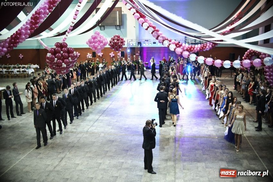 Zdjęcie w galerii na portalu naszraciborz.pl: Studniówka maturzystów z Głubczyc wiadomości z regionu