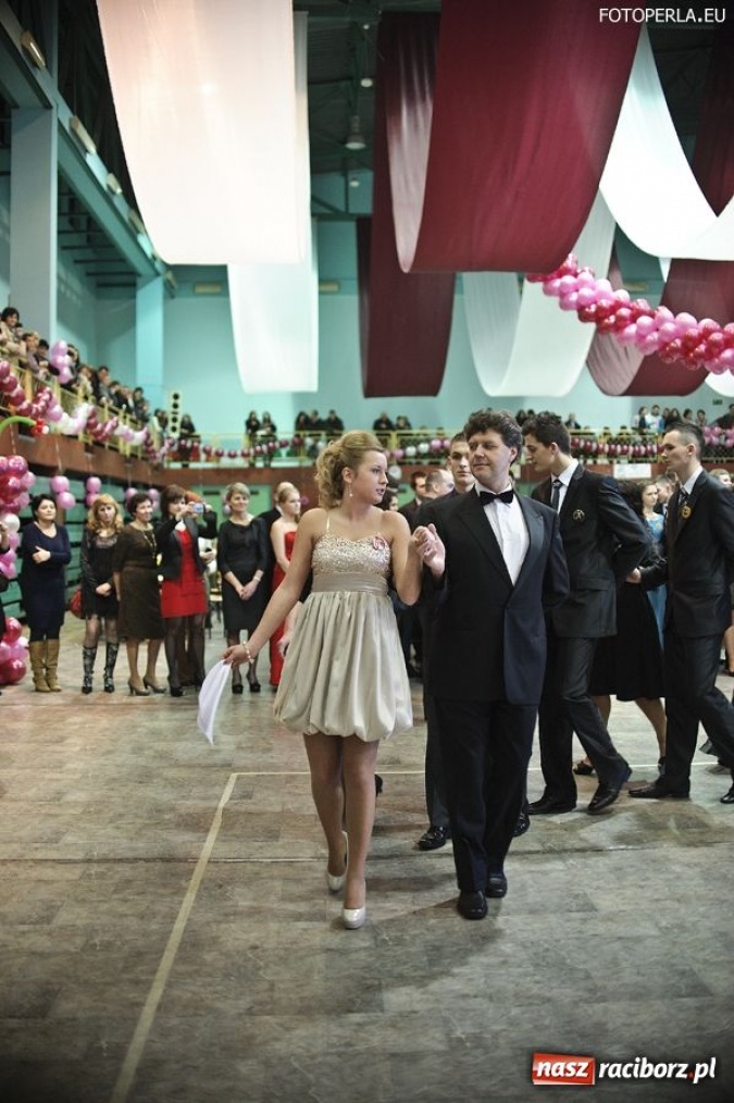 Zdjęcie w galerii na portalu naszraciborz.pl: Studniówka maturzystów z Głubczyc wiadomości z regionu