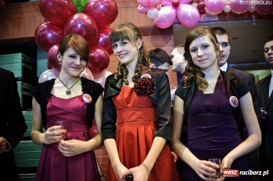 Zdjęcie w galerii na portalu naszraciborz.pl: Studniówka maturzystów z Głubczyc wiadomości z regionu