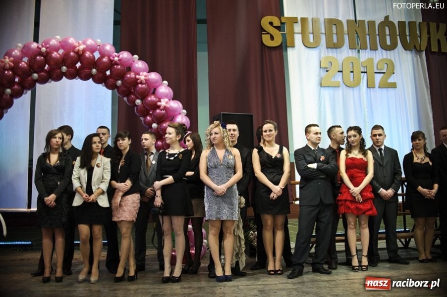 Zdjęcie w galerii na portalu naszraciborz.pl: Studniówka maturzystów z Głubczyc wiadomości z regionu