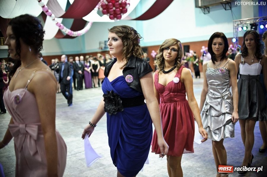 Zdjęcie w galerii na portalu naszraciborz.pl: Studniówka maturzystów z Głubczyc wiadomości z regionu