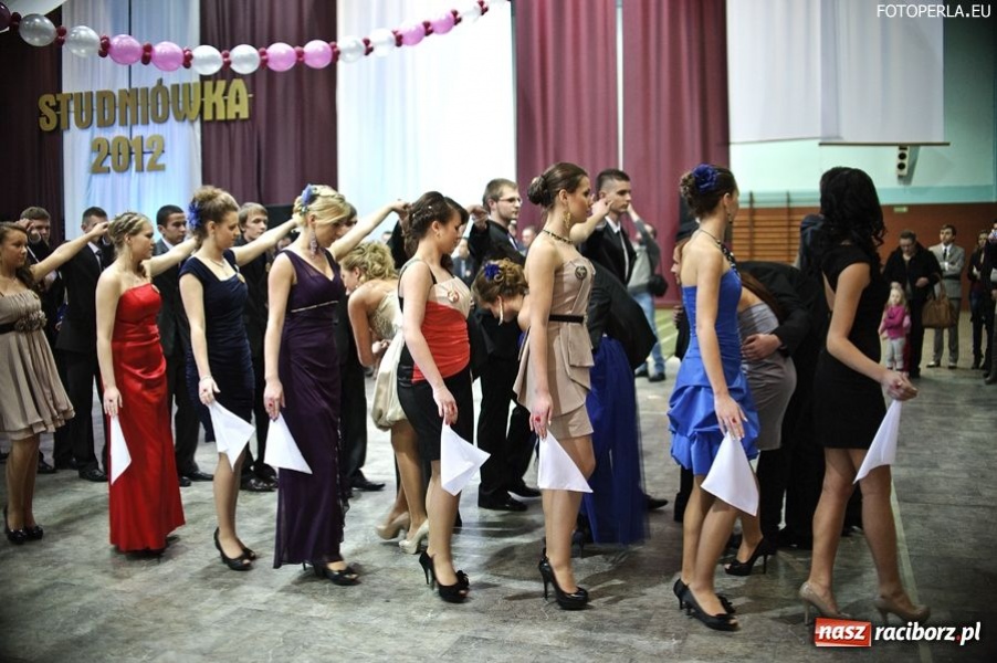 Zdjęcie w galerii na portalu naszraciborz.pl: Studniówka maturzystów z Głubczyc wiadomości z regionu