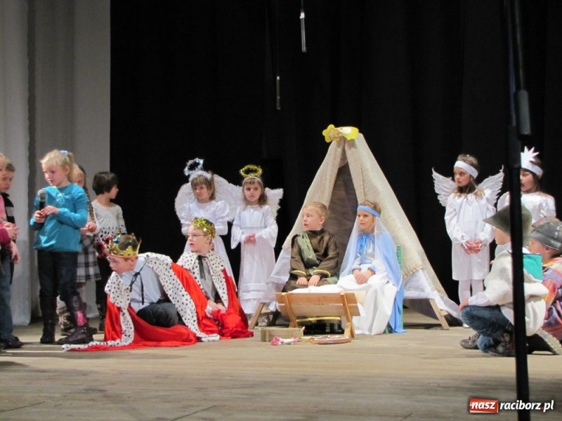 Zdjęcie w galerii na portalu naszraciborz.pl: Przedszkolaki na deskach DK Strzecha wiadomości z regionu