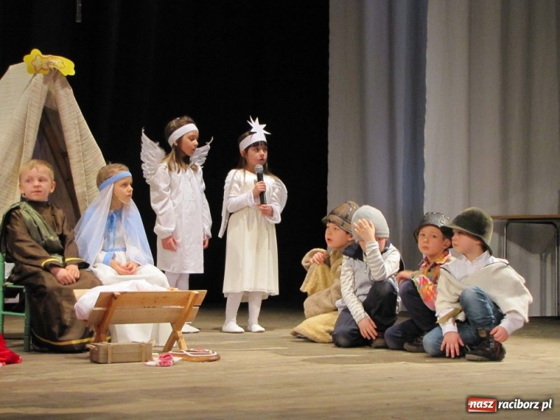 Zdjęcie w galerii na portalu naszraciborz.pl: Przedszkolaki na deskach DK Strzecha wiadomości z regionu