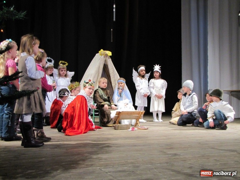 Zdjęcie w galerii na portalu naszraciborz.pl: Przedszkolaki na deskach DK Strzecha wiadomości z regionu