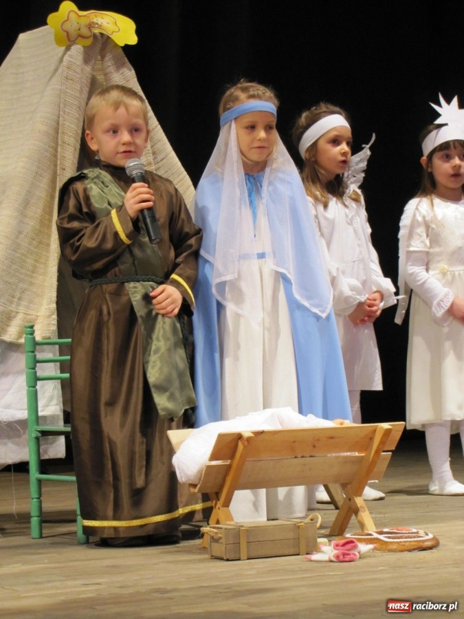 Zdjęcie w galerii na portalu naszraciborz.pl: Przedszkolaki na deskach DK Strzecha wiadomości z regionu