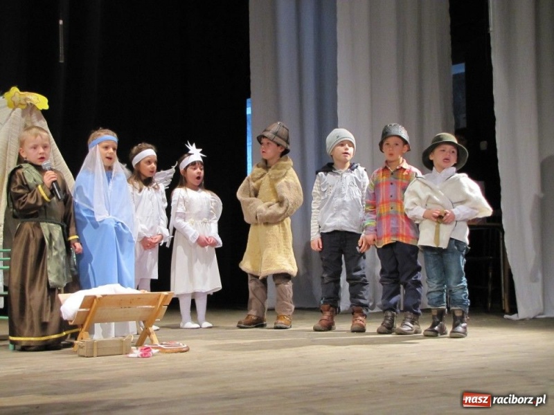 Zdjęcie w galerii na portalu naszraciborz.pl: Przedszkolaki na deskach DK Strzecha wiadomości z regionu