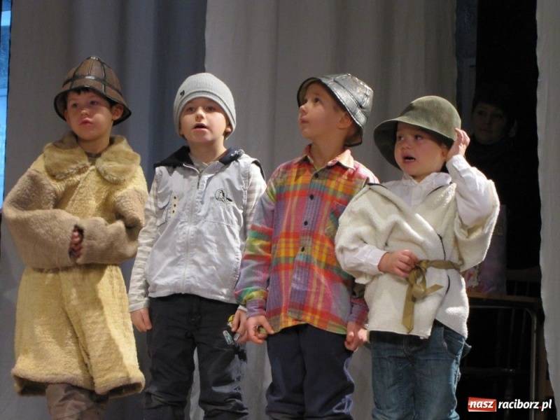 Zdjęcie w galerii na portalu naszraciborz.pl: Przedszkolaki na deskach DK Strzecha wiadomości z regionu