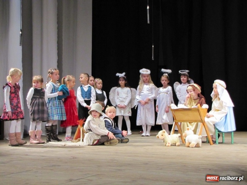 Zdjęcie w galerii na portalu naszraciborz.pl: Przedszkolaki na deskach DK Strzecha wiadomości z regionu