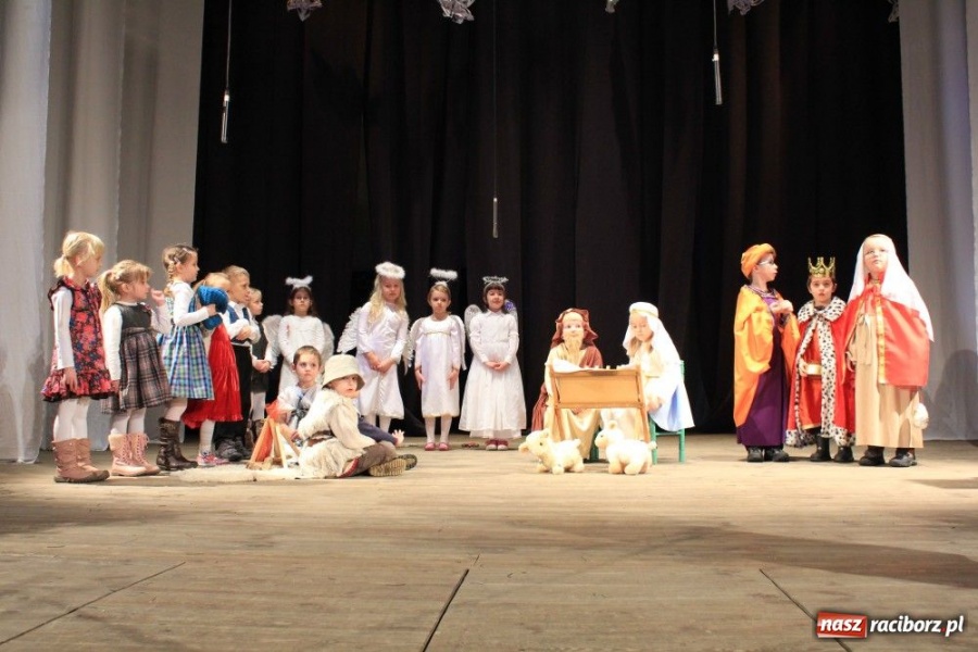 Zdjęcie w galerii na portalu naszraciborz.pl: Przedszkolaki na deskach DK Strzecha wiadomości z regionu