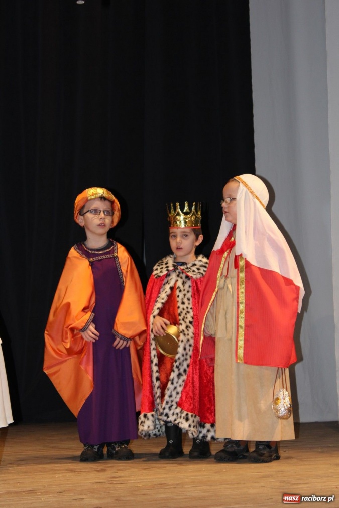 Zdjęcie w galerii na portalu naszraciborz.pl: Przedszkolaki na deskach DK Strzecha wiadomości z regionu