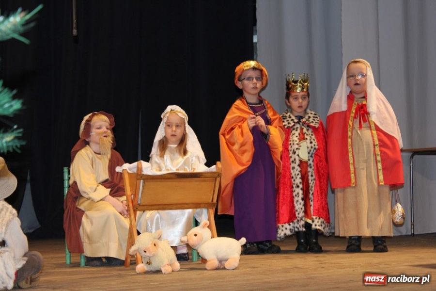 Zdjęcie w galerii na portalu naszraciborz.pl: Przedszkolaki na deskach DK Strzecha wiadomości z regionu