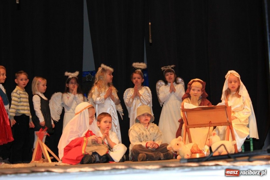 Zdjęcie w galerii na portalu naszraciborz.pl: Przedszkolaki na deskach DK Strzecha wiadomości z regionu