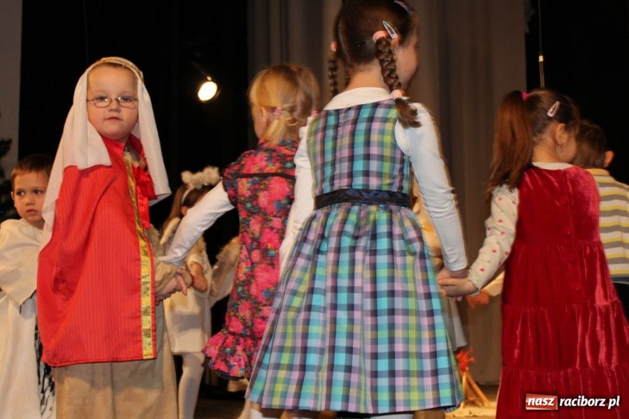 Zdjęcie w galerii na portalu naszraciborz.pl: Przedszkolaki na deskach DK Strzecha wiadomości z regionu