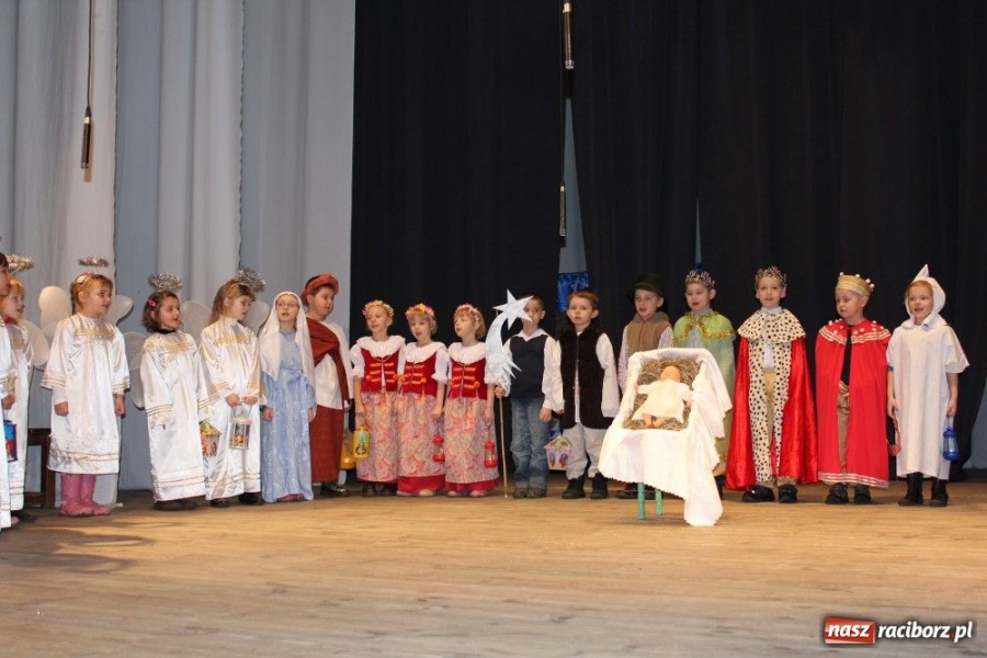 Zdjęcie w galerii na portalu naszraciborz.pl: Przedszkolaki na deskach DK Strzecha wiadomości z regionu