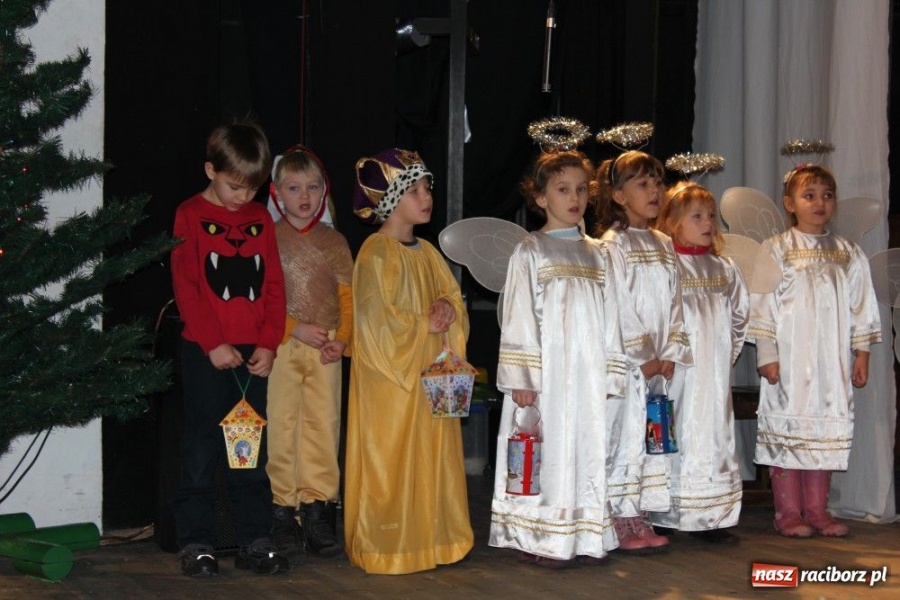 Zdjęcie w galerii na portalu naszraciborz.pl: Przedszkolaki na deskach DK Strzecha wiadomości z regionu