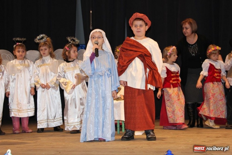 Zdjęcie w galerii na portalu naszraciborz.pl: Przedszkolaki na deskach DK Strzecha wiadomości z regionu