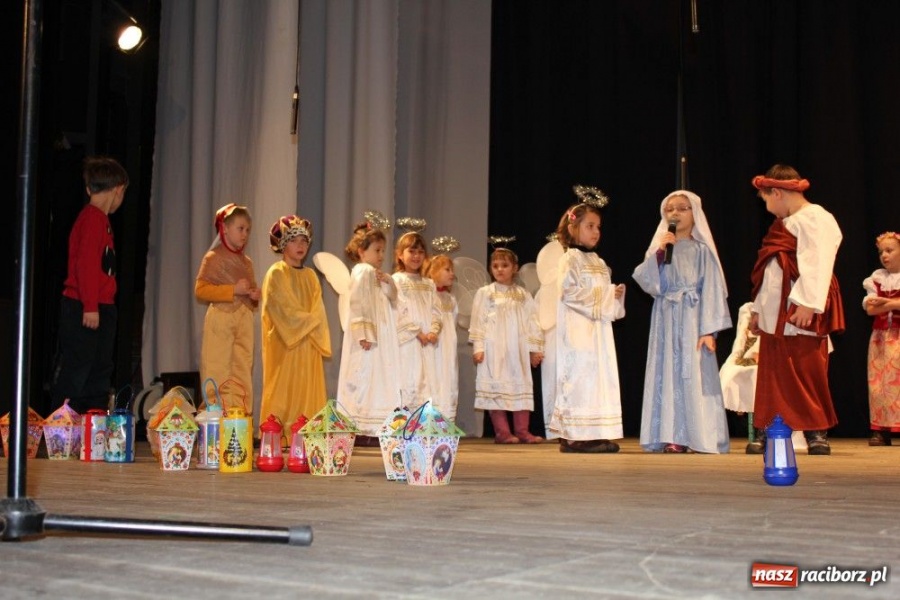 Zdjęcie w galerii na portalu naszraciborz.pl: Przedszkolaki na deskach DK Strzecha wiadomości z regionu