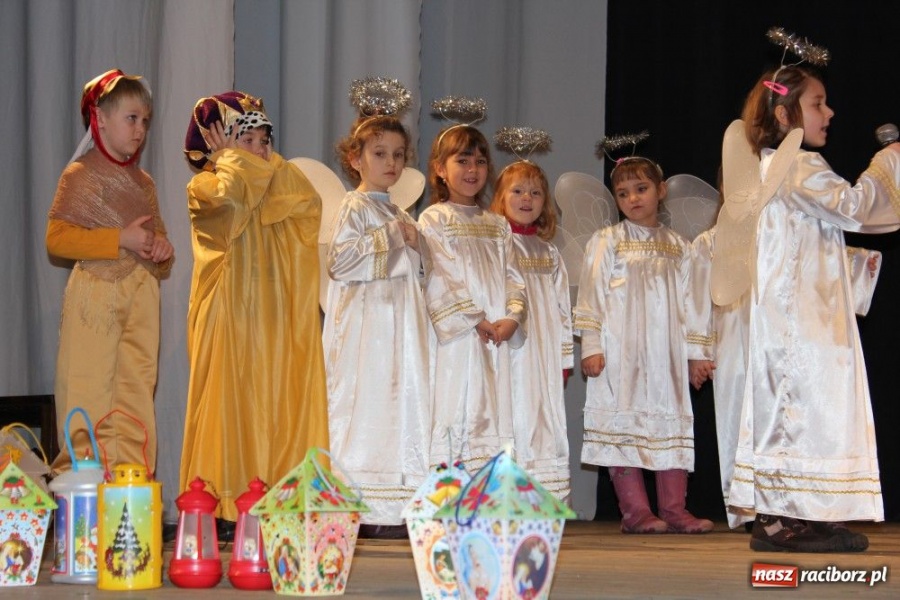 Zdjęcie w galerii na portalu naszraciborz.pl: Przedszkolaki na deskach DK Strzecha wiadomości z regionu