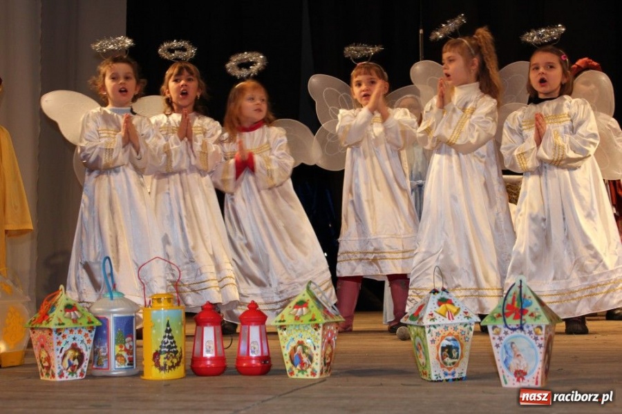 Zdjęcie w galerii na portalu naszraciborz.pl: Przedszkolaki na deskach DK Strzecha wiadomości z regionu