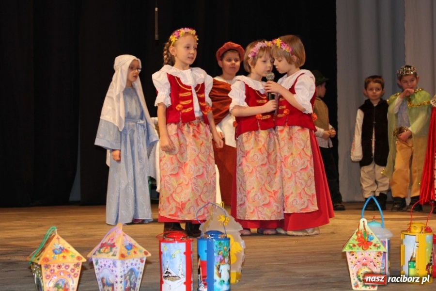 Zdjęcie w galerii na portalu naszraciborz.pl: Przedszkolaki na deskach DK Strzecha wiadomości z regionu