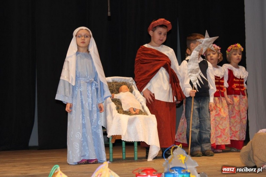 Zdjęcie w galerii na portalu naszraciborz.pl: Przedszkolaki na deskach DK Strzecha wiadomości z regionu