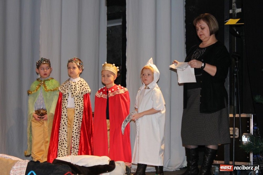 Zdjęcie w galerii na portalu naszraciborz.pl: Przedszkolaki na deskach DK Strzecha wiadomości z regionu