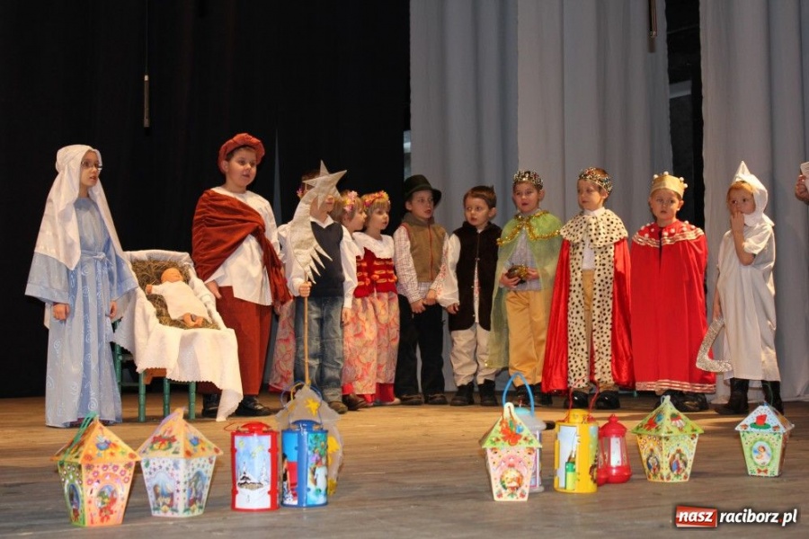 Zdjęcie w galerii na portalu naszraciborz.pl: Przedszkolaki na deskach DK Strzecha wiadomości z regionu