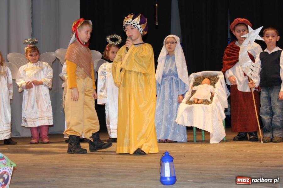 Zdjęcie w galerii na portalu naszraciborz.pl: Przedszkolaki na deskach DK Strzecha wiadomości z regionu