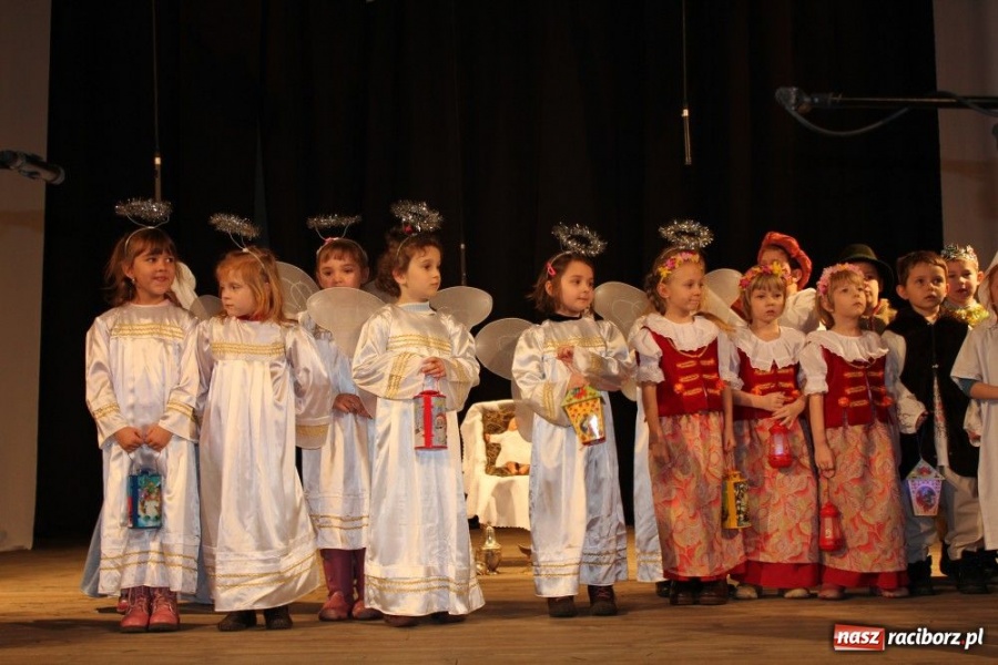 Zdjęcie w galerii na portalu naszraciborz.pl: Przedszkolaki na deskach DK Strzecha wiadomości z regionu