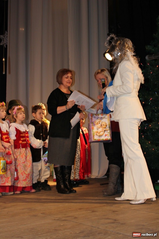 Zdjęcie w galerii na portalu naszraciborz.pl: Przedszkolaki na deskach DK Strzecha wiadomości z regionu