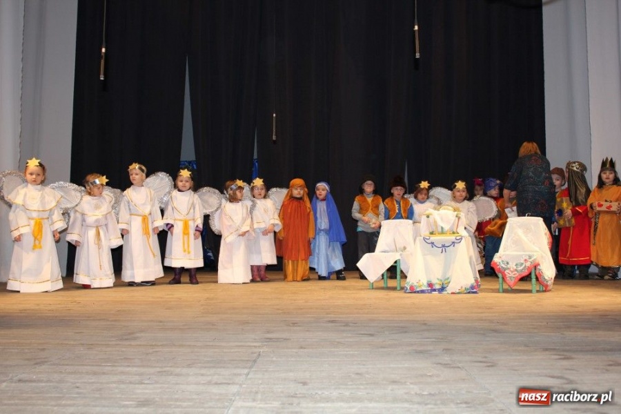 Zdjęcie w galerii na portalu naszraciborz.pl: Przedszkolaki na deskach DK Strzecha wiadomości z regionu