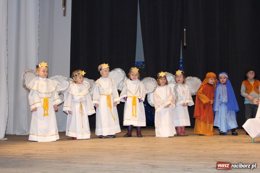 Zdjęcie w galerii na portalu naszraciborz.pl: Przedszkolaki na deskach DK Strzecha wiadomości z regionu