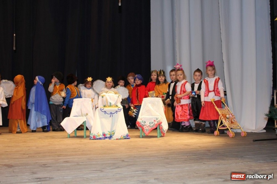 Zdjęcie w galerii na portalu naszraciborz.pl: Przedszkolaki na deskach DK Strzecha wiadomości z regionu