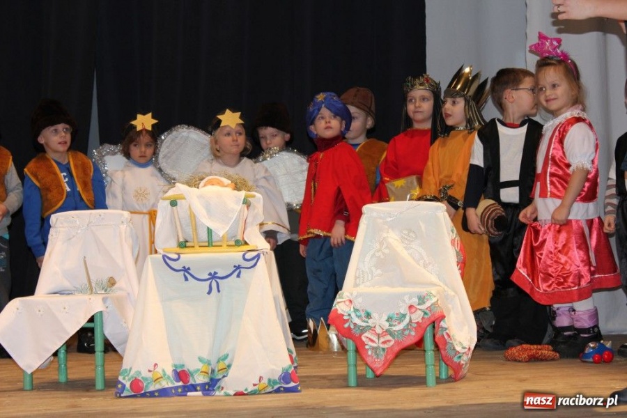 Zdjęcie w galerii na portalu naszraciborz.pl: Przedszkolaki na deskach DK Strzecha wiadomości z regionu