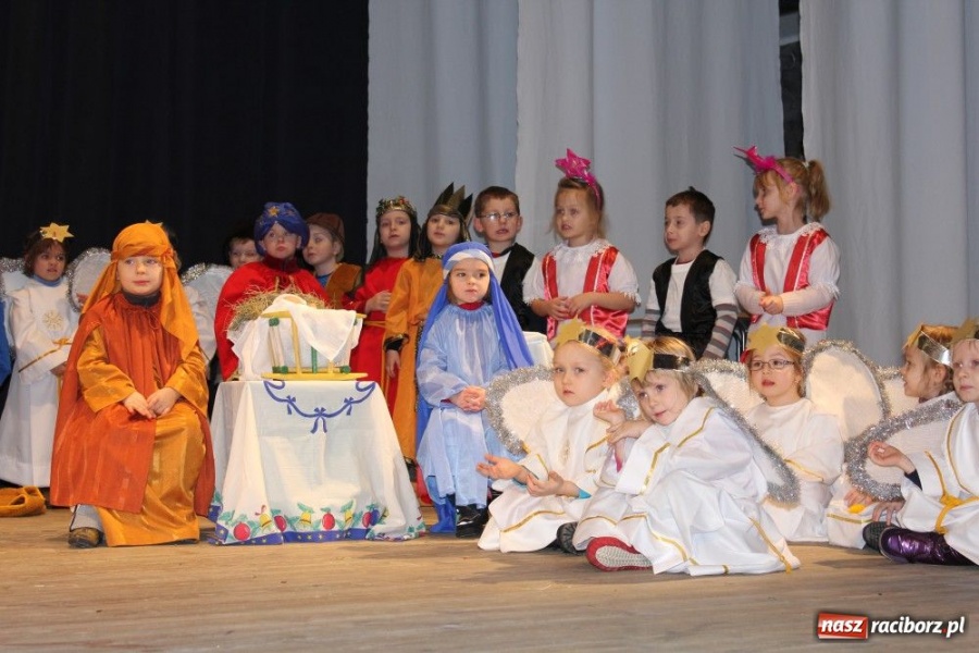 Zdjęcie w galerii na portalu naszraciborz.pl: Przedszkolaki na deskach DK Strzecha wiadomości z regionu