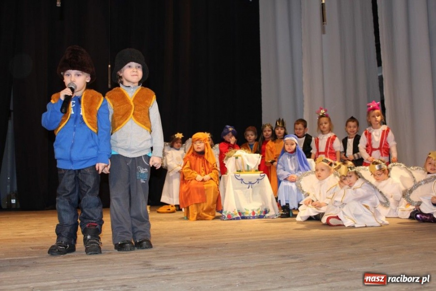 Zdjęcie w galerii na portalu naszraciborz.pl: Przedszkolaki na deskach DK Strzecha wiadomości z regionu