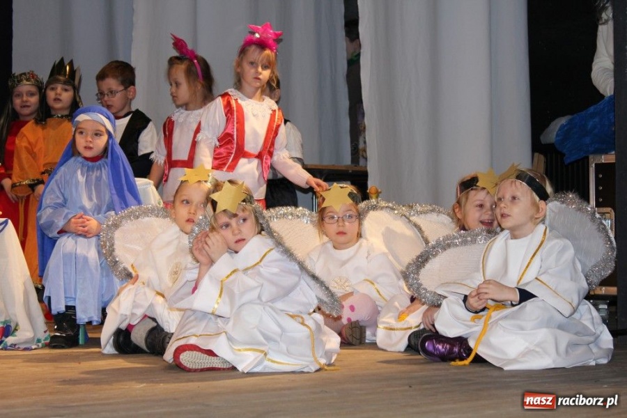 Zdjęcie w galerii na portalu naszraciborz.pl: Przedszkolaki na deskach DK Strzecha wiadomości z regionu