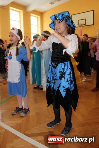 Zdjęcie w galerii na portalu naszraciborz.pl: Niech żyje bal - kolorowo w SP 13 wiadomości z regionu