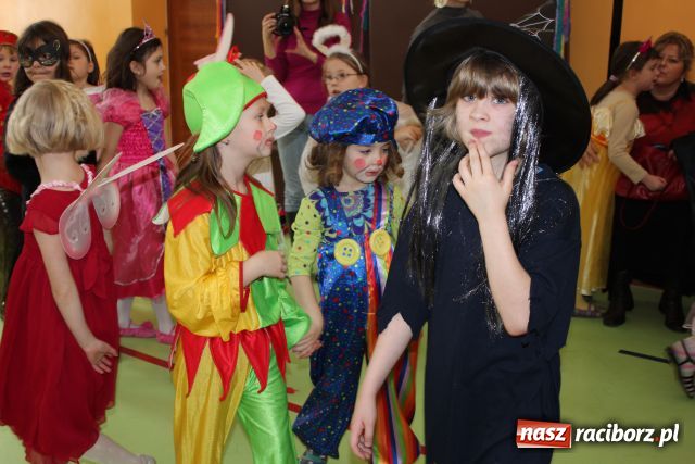 Zdjęcie w galerii na portalu naszraciborz.pl: Niech żyje bal - kolorowo w SP 13 wiadomości z regionu