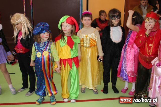 Zdjęcie w galerii na portalu naszraciborz.pl: Niech żyje bal - kolorowo w SP 13 wiadomości z regionu