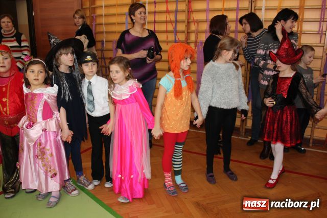 Zdjęcie w galerii na portalu naszraciborz.pl: Niech żyje bal - kolorowo w SP 13 wiadomości z regionu