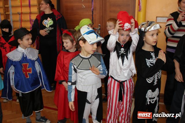 Zdjęcie w galerii na portalu naszraciborz.pl: Niech żyje bal - kolorowo w SP 13 wiadomości z regionu