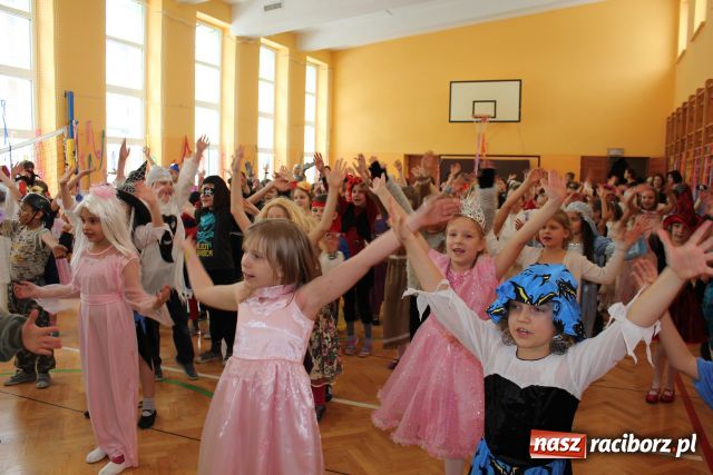 Zdjęcie w galerii na portalu naszraciborz.pl: Niech żyje bal - kolorowo w SP 13 wiadomości z regionu