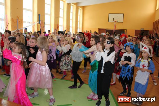 Zdjęcie w galerii na portalu naszraciborz.pl: Niech żyje bal - kolorowo w SP 13 wiadomości z regionu