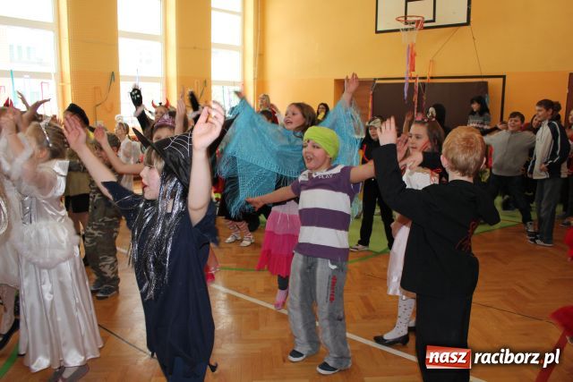 Zdjęcie w galerii na portalu naszraciborz.pl: Niech żyje bal - kolorowo w SP 13 wiadomości z regionu