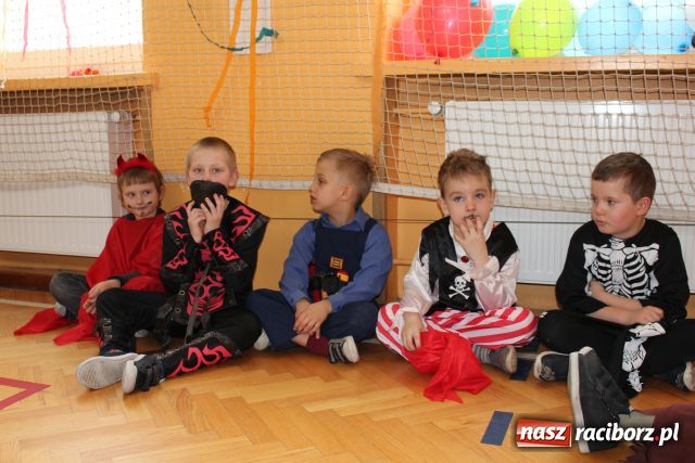 Zdjęcie w galerii na portalu naszraciborz.pl: Niech żyje bal - kolorowo w SP 13 wiadomości z regionu