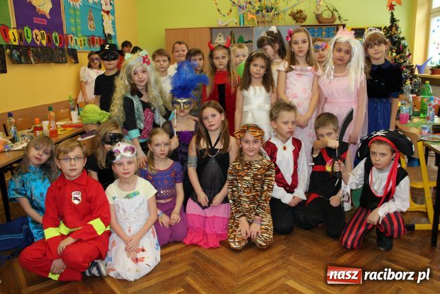 Zdjęcie w galerii na portalu naszraciborz.pl: Niech żyje bal - kolorowo w SP 13 wiadomości z regionu