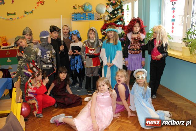 Zdjęcie w galerii na portalu naszraciborz.pl: Niech żyje bal - kolorowo w SP 13 wiadomości z regionu